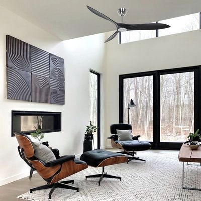 Salon moderne avec fauteuils reclinables, grande fenêtre et plafonnier silencieux. intégré: ventilateur de plafond silencieux au plafond.